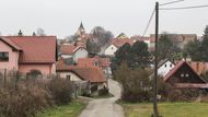 Pohled na dnešní Hrusice. "Lada používal faktické dominanty, jako je kostel sv. Václava nebo zřícenina hradu Zlenice. Vybral si, co se mu líbilo, a zbytek vytvořil fantazií," říká průvodkyně Blanka Šubrtová.