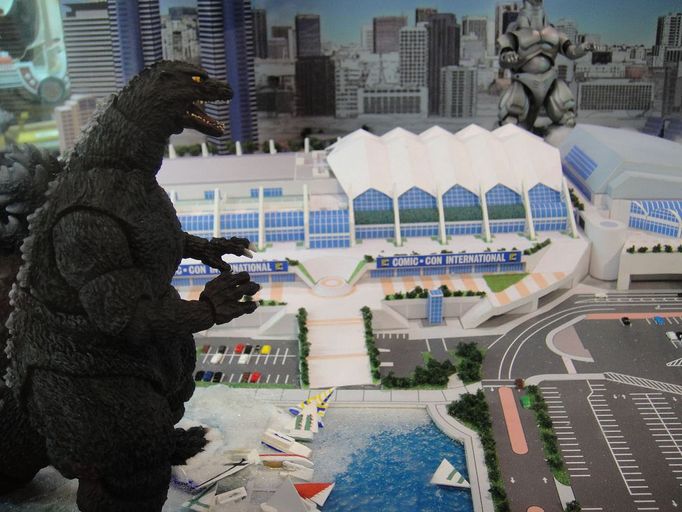 WonderCon 2012 - Godzilla attacks Comic-Con diorama