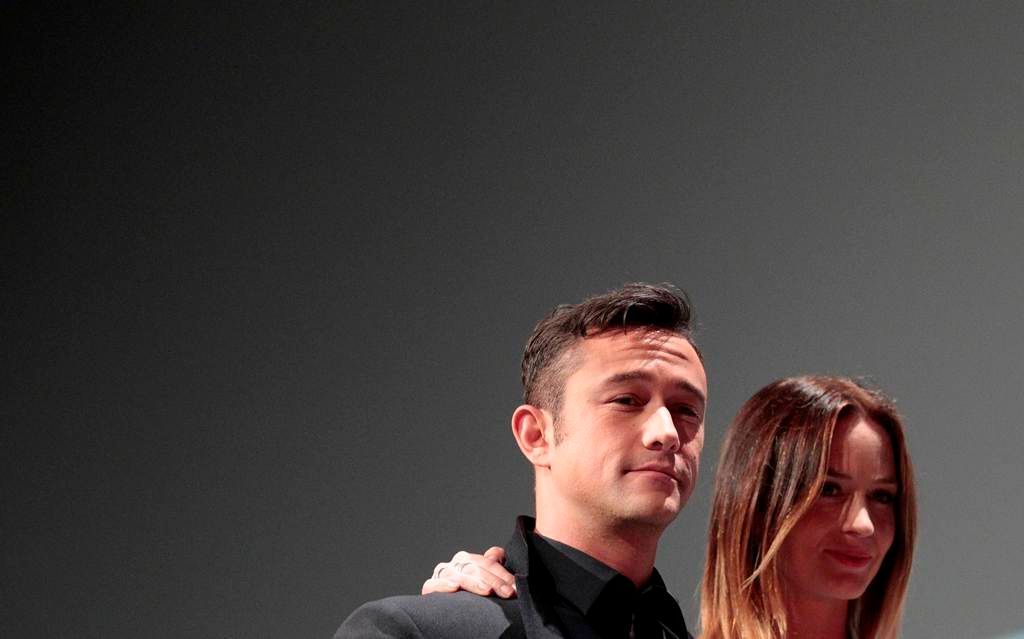 Comic con - Joseph Gordon-Levitt and Emily Blunt pose after a panel for Looper