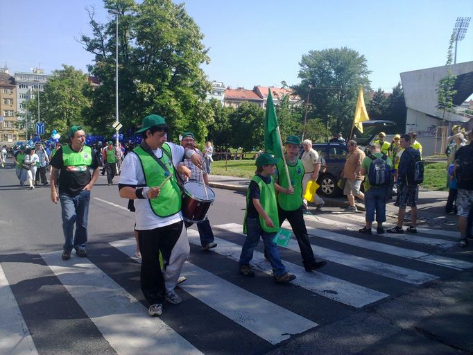 Odboráři se scházejí na demonstraci v Praze