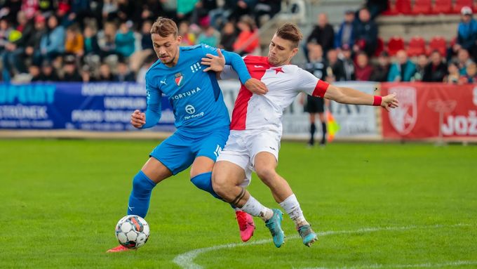 Tomáš Matoušek (vpravo) v souboji s Robertem Miškovićem z Baníku Ostrava