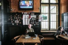 Hospody mají šanci zbavit se po 100 letech plateb za hudbu. OSA před krokem varuje