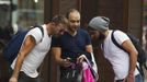 Two men look at another's Apple iPhone while shopping on 5th Avenue in New York, September 20, 2012. Apple's iPhone 5 goes on sale tomorrow as Apple works to increase it's market share in the mobile phone market. REUTERS/Lucas Jackson (UNITED STATES - Tags: BUSINESS SCIENCE TECHNOLOGY TELECOMS SOCIETY) Published: Zář. 20, 2012, 9:04 odp.