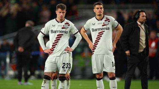 Smutní Patrik Schick a Adam Hložek po prohraném finále EL Atalanta Bergamo - Bayer Leverkusen.