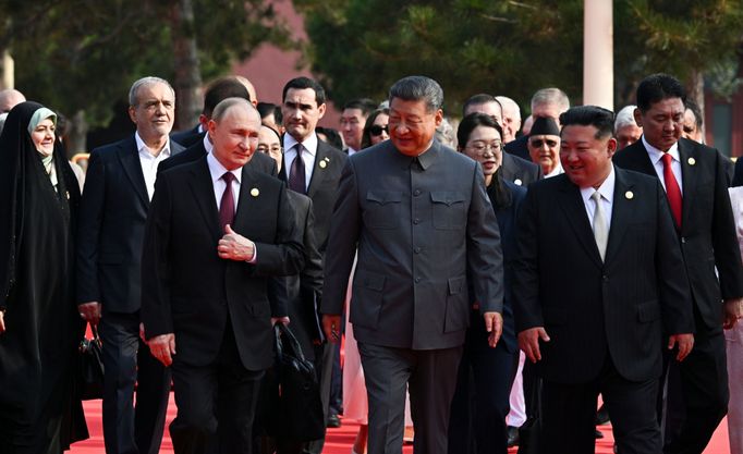 Čínský prezident Si Ťin-Pching na přehlídku dorazil v doprovodu Vladimira Putina a severokorejského vůdce Kim Čong-una.