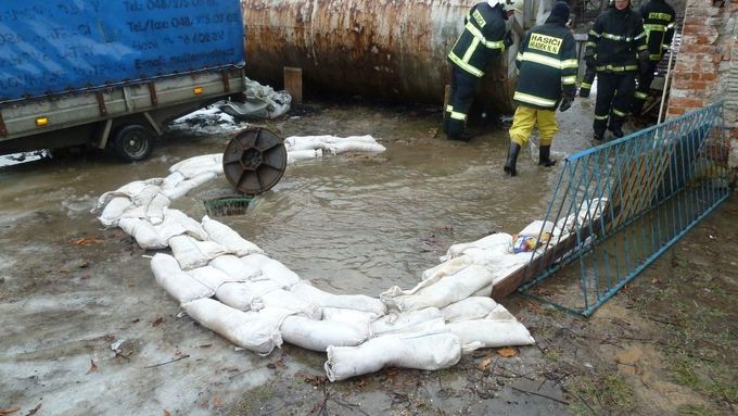 Hasiči stavějí hráze z pytlů s pískem. Rozvodněné toky po tání a dešti trápí hasiče v Libereckém kraji už přes týden.