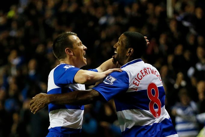 Fotbalisté Readingu Nicky Shorey (vlevo) a Mikele Leigertwood slaví gól v utkání anglického poháru 2012/13 proti Arsenalu.