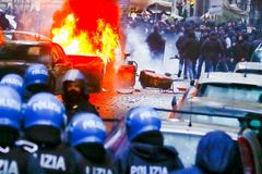 Hořící auta a policie v pohotovosti. Fanoušci Eintrachtu přijeli do Neapole ničit