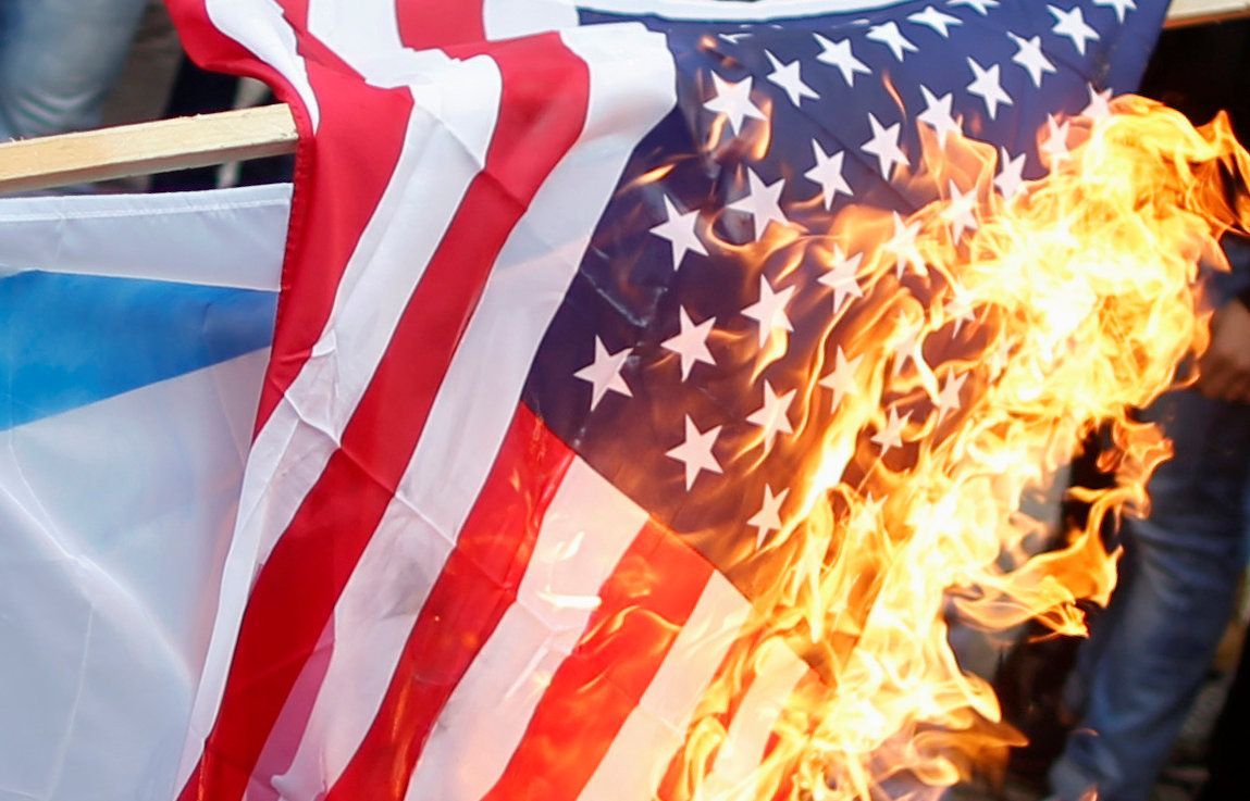 Palestinci pálí americkou vlajku v Gaze.