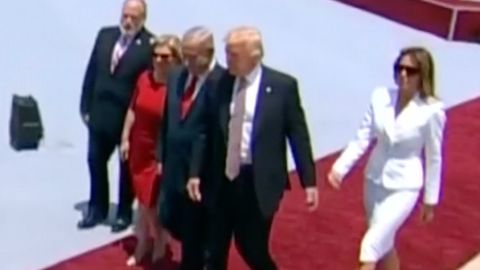 Melania Trumpová odmítla vzít za ruku manžela Donalda. Američané řeší proč