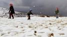 Jordánské děti si hrají ve sněhu ve městě Ajloun, asi 45km od Ammánu.