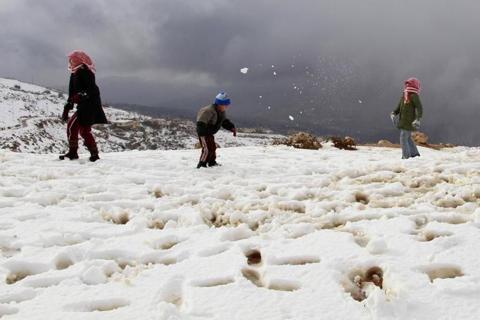 Jordánské děti si hrají ve sněhu ve městě Ajloun, asi 45km od Ammánu.