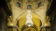 Kostel na náměstí Plaza la Catedral v Havaně. Kuba je zemí plnou barev, ale záleží na optice, jakou se na ni díváte, stejně jako na rozpoložení, s jakým na Kubu přijíždíte.