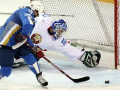 Běloruský gólman Andrej Mezin kryje pokus Konstantina Šafranova z Kazachstánu (v modrém).