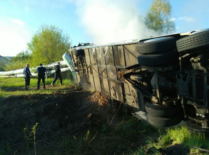 Nehoda autobusu a osobního auta u Kadaně na Chomutovsku, po které bylo zraněno 25 lidí.