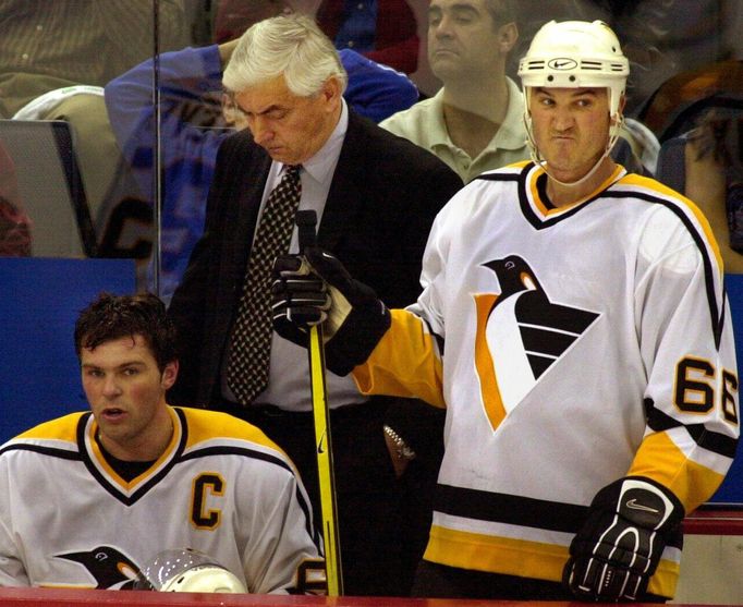 NHL 2000/2001: Ivan Hlinka na střídačce Pittsburghu s Jaromírem Jágrem a Mariem Lemieuxem.