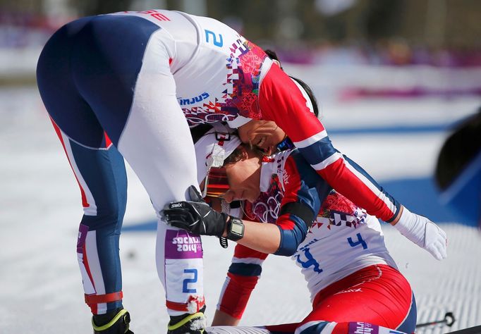 Norka Bjöergenová slaví zisk zlata s krajankou Wengovou na OH v Soči 2014