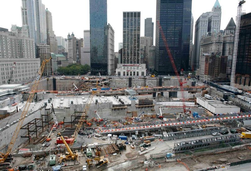 Místo na Manhattanu, kde před sedmi lety stály věže Světového obchodního centra, je dnes centrem pietních aktů. Příbuzní obětí sem přicházejí vzpomenout na své blízké.