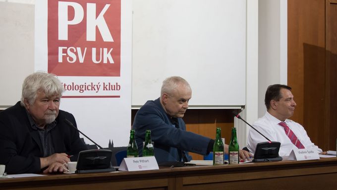 Bývalí premiéři Petr Pithart, Vladimír Špidla a Jiří Paroubek při superdebatě pořádané Politologickým klubem FSV UK.