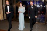 Natáčení Spectre spolklo téměř 300 milionů eur (asi osm miliard korun), filmovalo se v Římě, v Mexiku, v rakouských Alpách či v Maroku a diváky mají opět ohromit nejrůznější technické "vychytávky" a samozřejmě i luxusní automobily. (na fotce vévodkyně Kate, princ William a princ Harry)