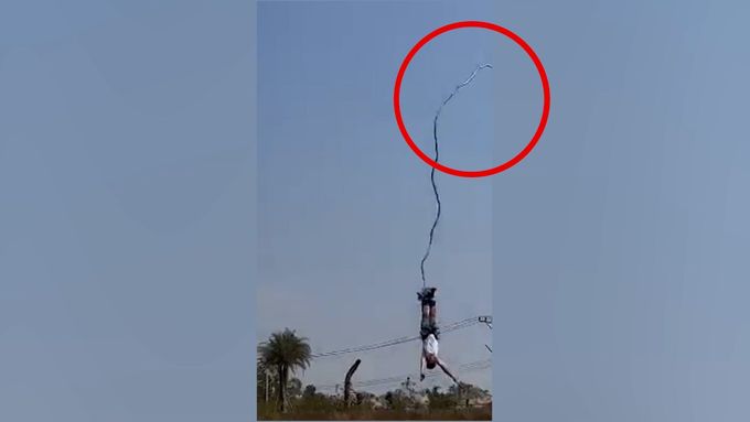 Děsivý okamžik. Turistovi v Thajsku prasklo lano při bungee jumpingu.