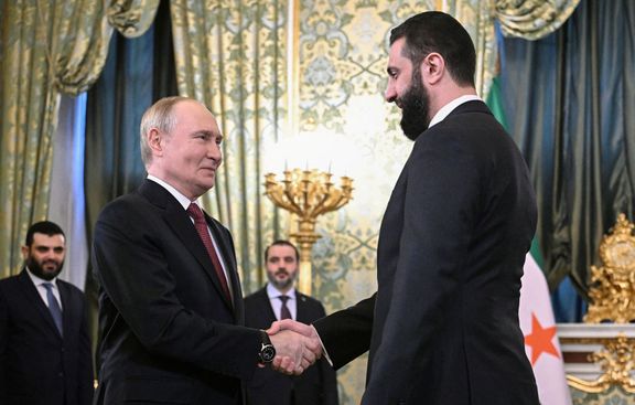 Ruský prezident Vladimir Putin si během setkání v Moskvě potřásá rukou se syrským prezidentem Ahmedem aš-Šaráou.