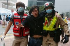 Při nových protestech v Hongkongu zatkla policie tucet lidí