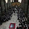 Hosté se začínají usazovat na pohřbu královny Alžběty II.