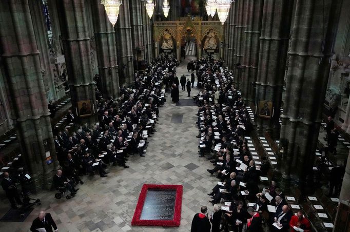 Hosté se začínají usazovat na pohřbu královny Alžběty II.