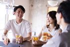 Pijte víc alkoholu, vyzývá japonská vláda mladou generaci. Chybí jí peníze v rozpočtu