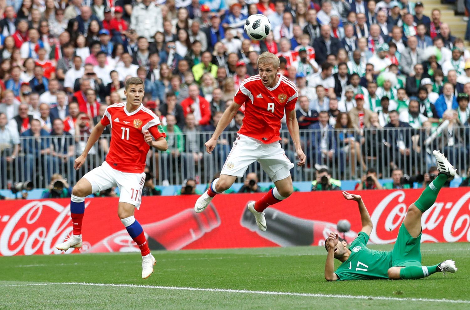 Jurij Gazinský z Ruska dává gól na 1:0 v zápase se Saúdskou Arábií na MS 2018