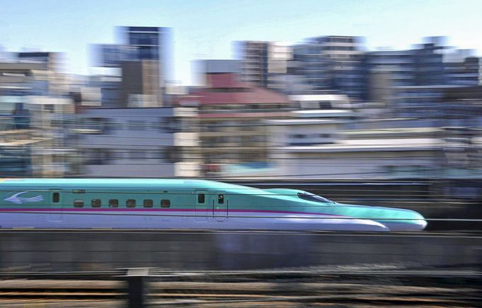 Vlak Hayabusa debutuje na trati Tohoku Shinkansen v tokijské čtvrti Arakawa, 5. března 2011. Vlak dosahuje rychlosti 300 km/hod.