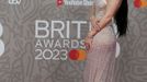 Zpěvačka Charli XCX na předávání cen Brit Awards v roce 2023.