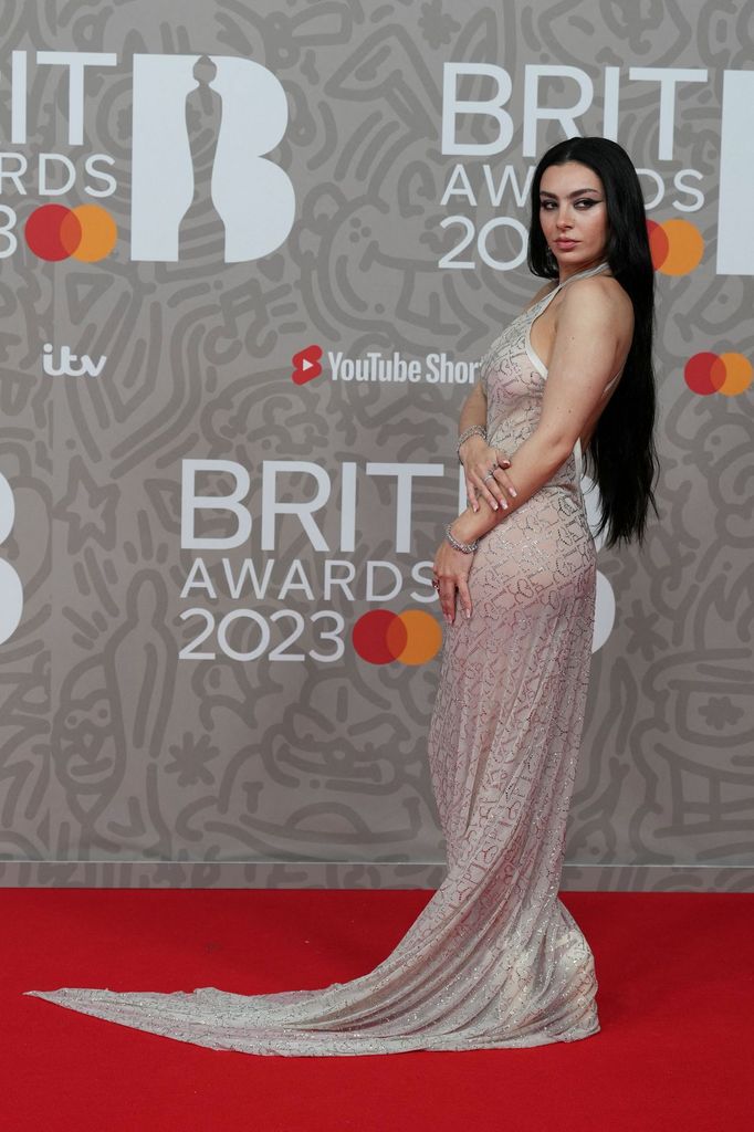 Zpěvačka Charli XCX na předávání cen Brit Awards v roce 2023.