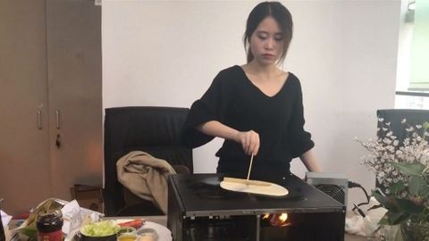Čínská vlogerka vaří v kanceláři a na internetu je celebritou