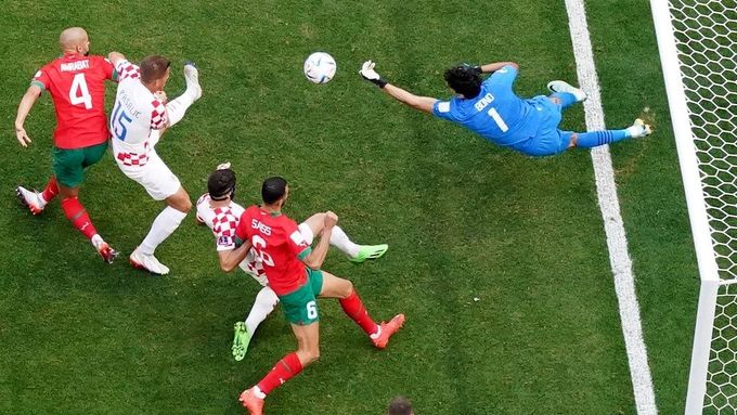 Marocký brankář Jasín Bunú se vrhá po míči, který se už hotovili poslat za jeho záda hned dva chorvatští fotbalisté
