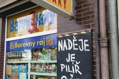 Český nákupní košík loni pořádně nabobtnal. Nespoutané utrácení už však pomalu končí