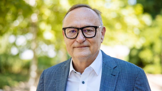 "Měli bychom přijít na to, proč se nám nedaří učit matematiku tak, aby byla zajímavá a lákavá," věří Eduard  Palíšek, šéf Siemens ČR.