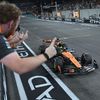 Lando Norris z McLarenu v cíli VC Abú Zabí 2025