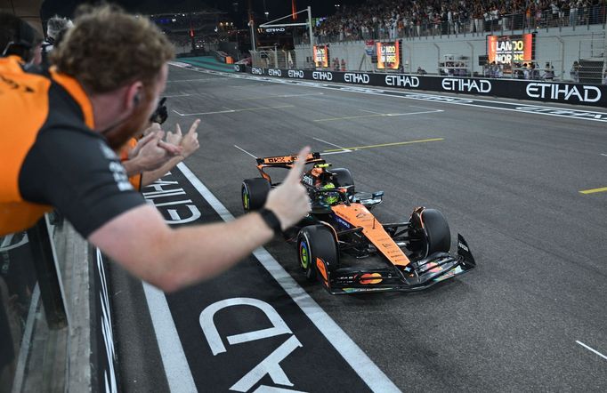 Lando Norris z McLarenu v cíli VC Abú Zabí 2025