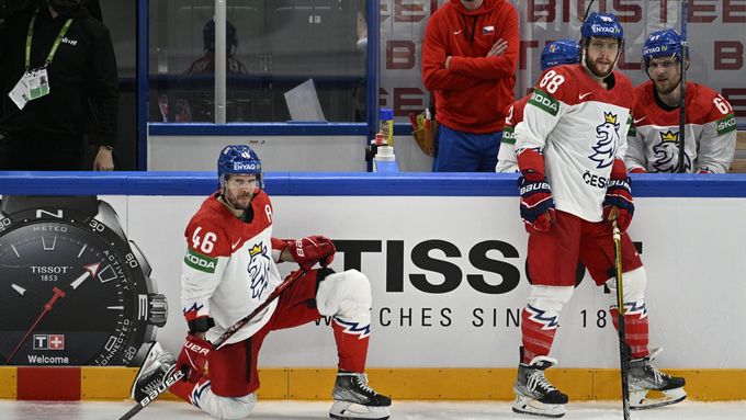 David Krejčí a David Pastrňák koušou zklamání po vyřazení v semifinále MS 2022.