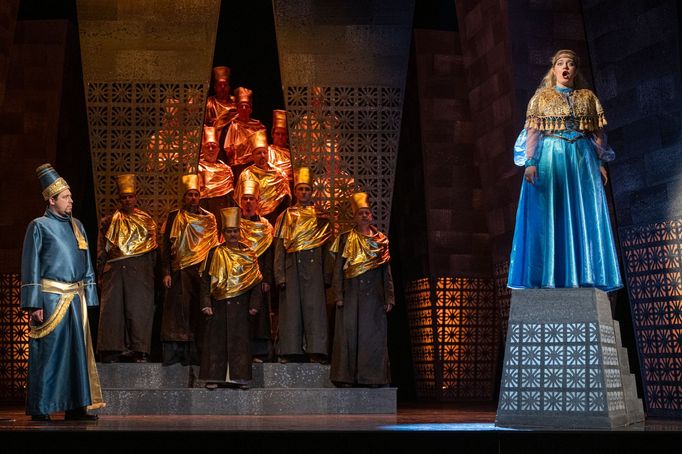 Daniel Klánský jako velekněz a Darja Guljajevová v roli Abigail.