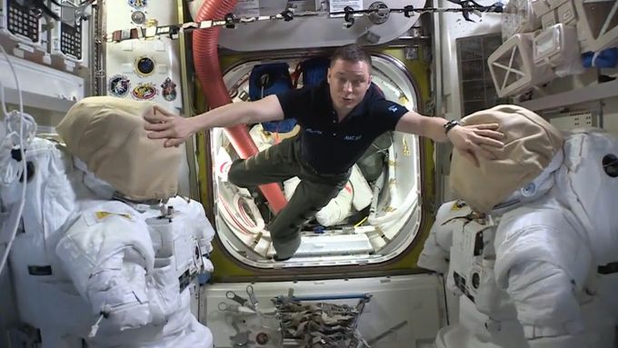 Kamerou nahlédla do jednotlivých částí Mezinárodní vesmírné stanice (ISS). Prohlídku vedl americký letový inženýr Jack Fischer.
