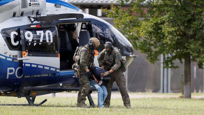 Policisté převážejí Syřana podezřelého z útoku nožem v německém Solingenu.