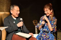 Japonce v pandemii uklidňuje slavný spisovatel. Murakami jim pouští bossa novu
