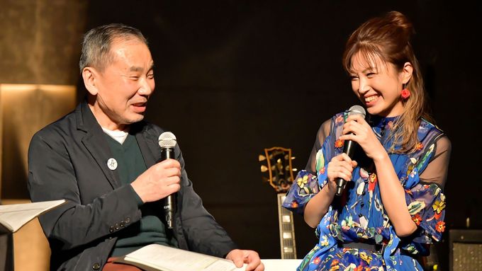 Haruki Murakami a kytaristka Kaori Muraji při vysílání rozhlasového pořadu.