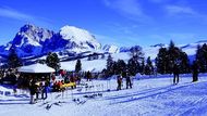 Horské chaty v Dolomitech, pohled na vrcholy Langkofel