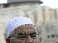 Šejch Ráid Saláh, vůdce v Izraeli působícího Islámského hnutí, se ve věci rovněž angažoval. Výsledek: příštích 10 dnů se nesmí přiblížit ke Starému Městu.