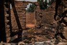 Pastevci - původem z Čadu - se při hledání nových pastvin střetávají na severu země s farmáři. Tentokrát jejich setkání skončilo spálenými domy a vysídleným obyvatelstvem.