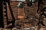 Pastevci - původem z Čadu - se při hledání nových pastvin střetávají na severu země s farmáři. Tentokrát jejich setkání skončilo spálenými domy a vysídleným obyvatelstvem.